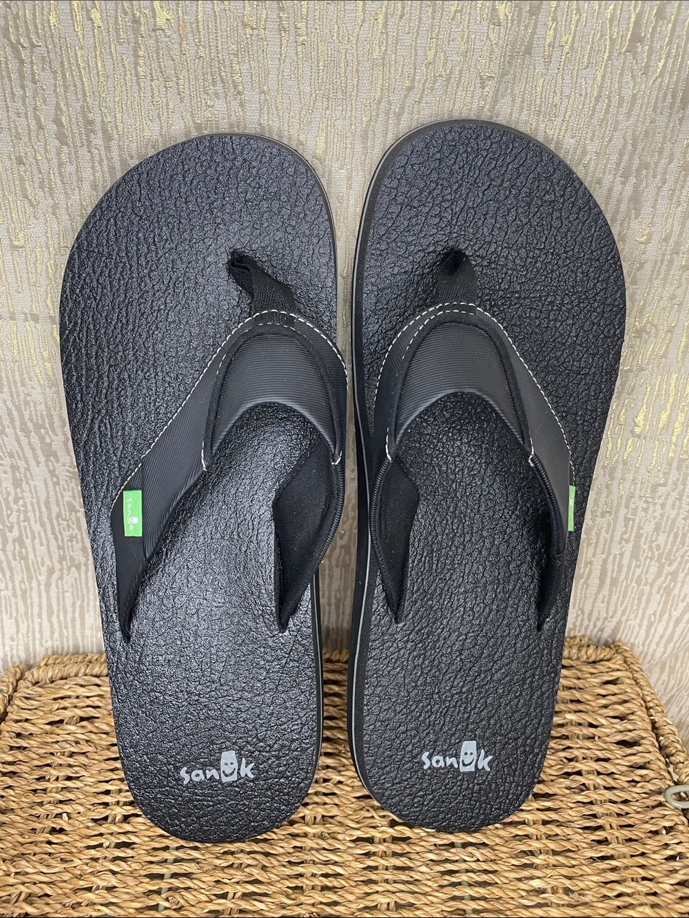 Sanuk Men’s Black Flip-Flop Sandals with Arch Support Subtle Green Tag Sz 12 New